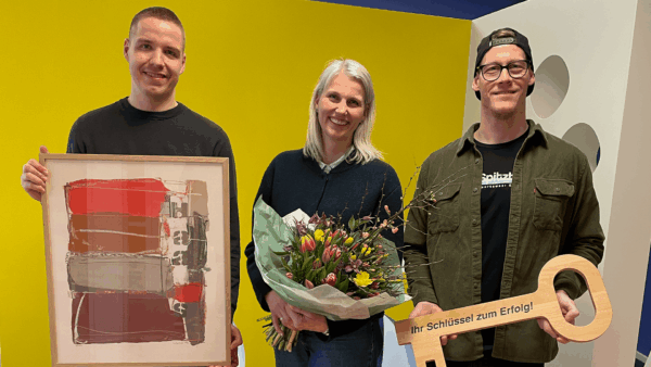 kita-kinderzimmer-hamburg-liliencronstraße-eröffnung Gruppenfoto von drei Personen aus der Kita kinderzimmer Hamburg