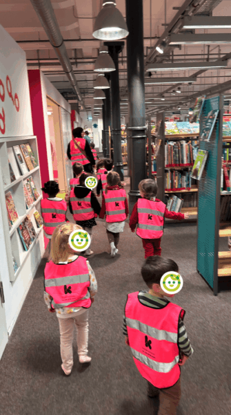 Vorschulkinder aus der Kita kinderzimmer Hamburg machen einen Ausflug in die Bücherei