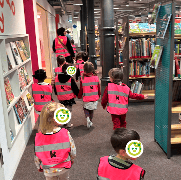 Vorschulkinder aus der Kita kinderzimmer Hamburg machen einen Ausflug in die Bücherei