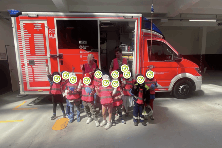 Vorschulkinder aus der Kita kinderzimmer Hamburg stehen vor einem Feuerwehrauto