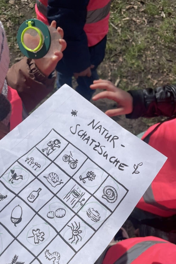 Vorschulkinder aus der Kita kinderzimmer Hamburg machen draußen eine Naturschatzsuche