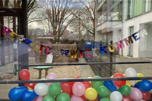 Luftballons im Eingangsbereich in der Kita kinderzimmer am Stadtpark in Hamburg Barmbek Nord