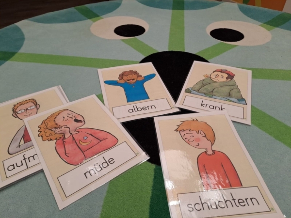 kita-kinderzimmer-heidbrook-hamburg-neugraben-sprachfoerderung-karten