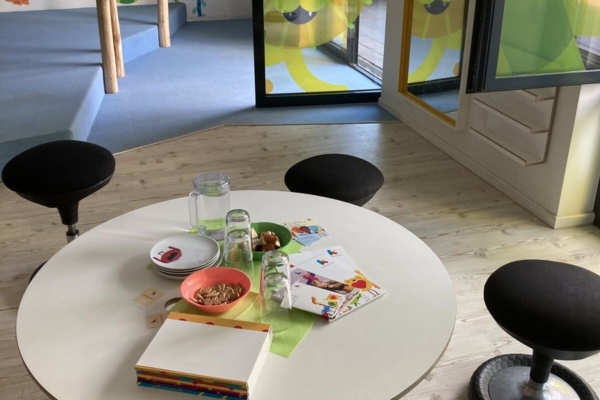 Ein bunter Tisch für das Elterncafé in der Kita kinderzimmer Alsterberg in Hamburg Alsterdorf