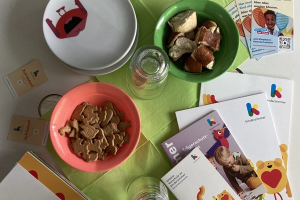 Ein bunter Tisch für das Elterncafé in der Kita kinderzimmer Alsterberg in Hamburg Alsterdorf