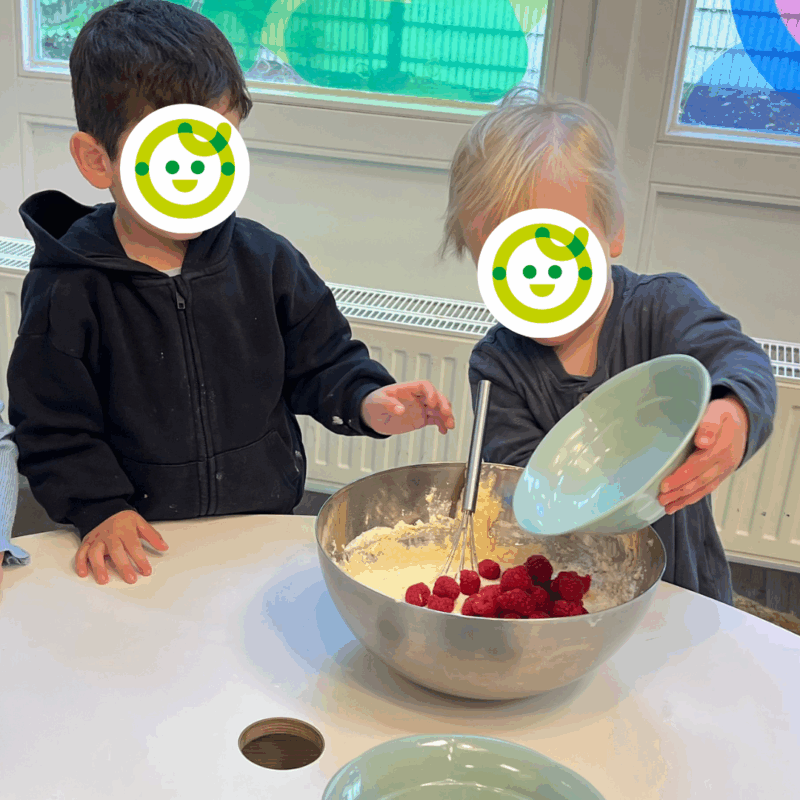 kita-kinderzimmer-eissendorf-hamburg-eissendorf-rezept-Himbeer-Quark-Kuchen-3 Kinder fügen Himbeeren zum Kuchenteig hinzu in der Kita kinderzimmer Eissendorf Hamburg