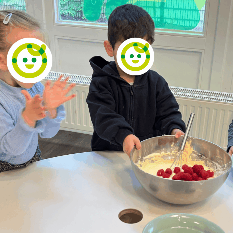 kita-kinderzimmer-eissendorf-hamburg-eissendorf-rezept-Himbeer-Quark-Kuchen-4 Kinder backen gemeinsam in der Kita kinderzimmer Eissendorf Hamburg