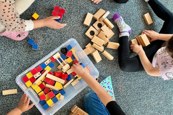 Kinder spielen mit Bauklötzen in der Kita kinderzimmer Hamburg