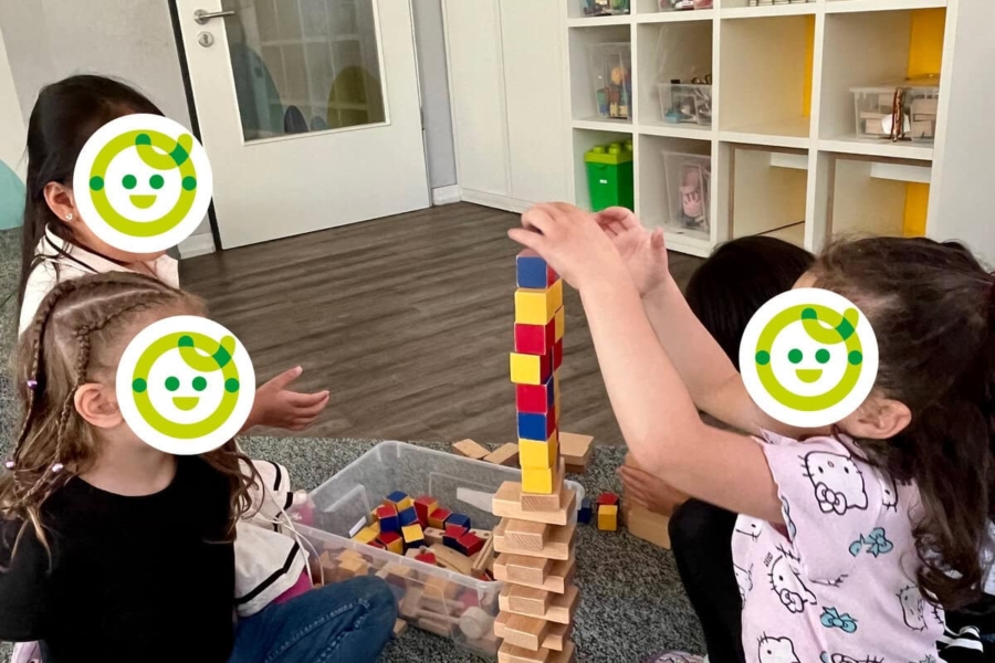 Kinder bauen einen Turm aus Bauklötzen in der Kita kinderzimmer Hamburg