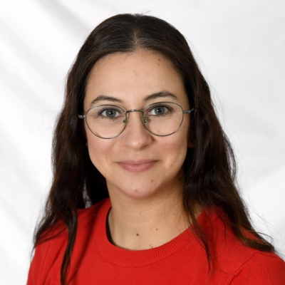 Porträt von Pädagogin Esra aus der Kita kinderzimmer Villa Flottbek in Hamburg