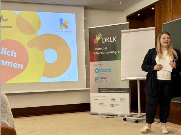 kita-kinderzimmer-hamburg-dklk2025-vortrag Christina Baal auf der Bühne des Kitaleitungskongress in Hamburg