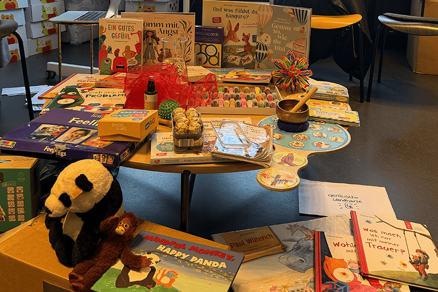 Ein Tisch voller Materialien und Bücher zum Thema Mentale Gesundheit in der Kita kinderzimmer Hamburg