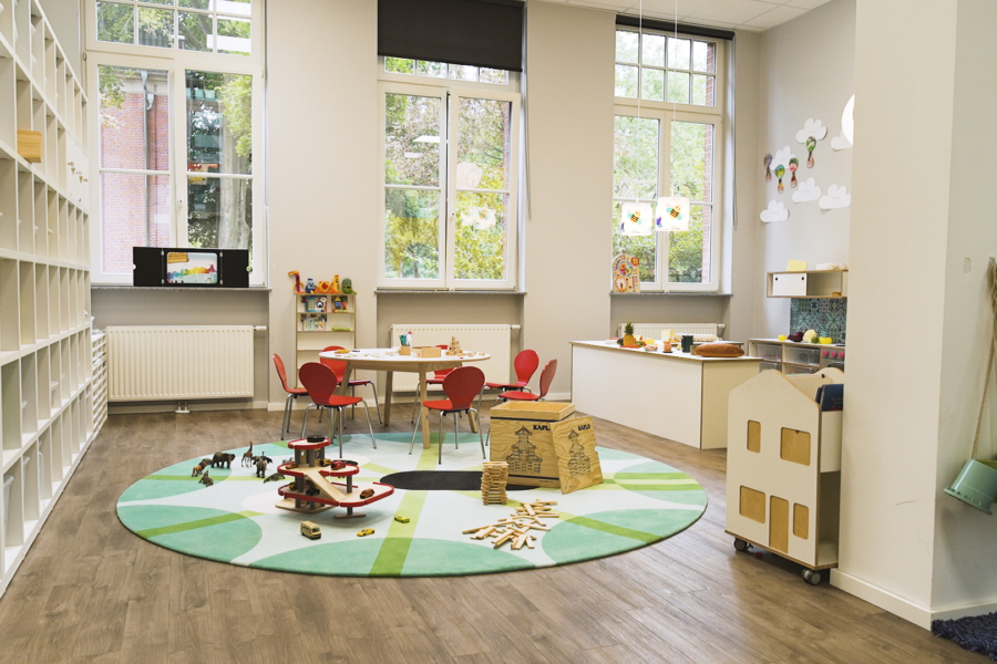 Elementar-Gruppenraum mit Tisch und Kinderküche in der Kita kinderzimmer am Stadtpark in Hamburg