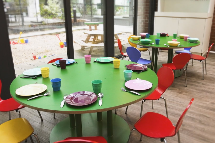 ein gedeckter Tisch im Kinderrestaurant der Kita kinderzimmer am Stadtpark in Hamburg.