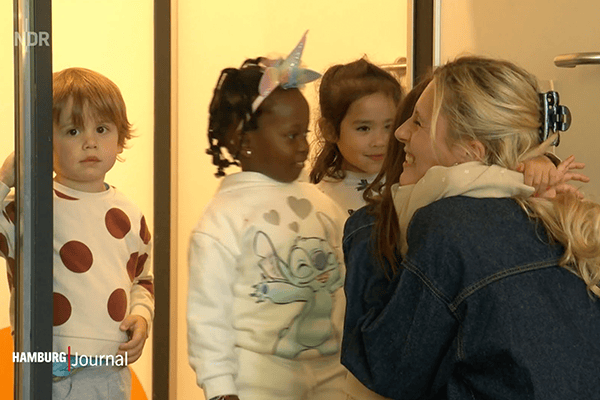 kita-kinderzimmer-hamburg-ndr-achtsamkeit Eine Erzieherin umarmt die Kinder