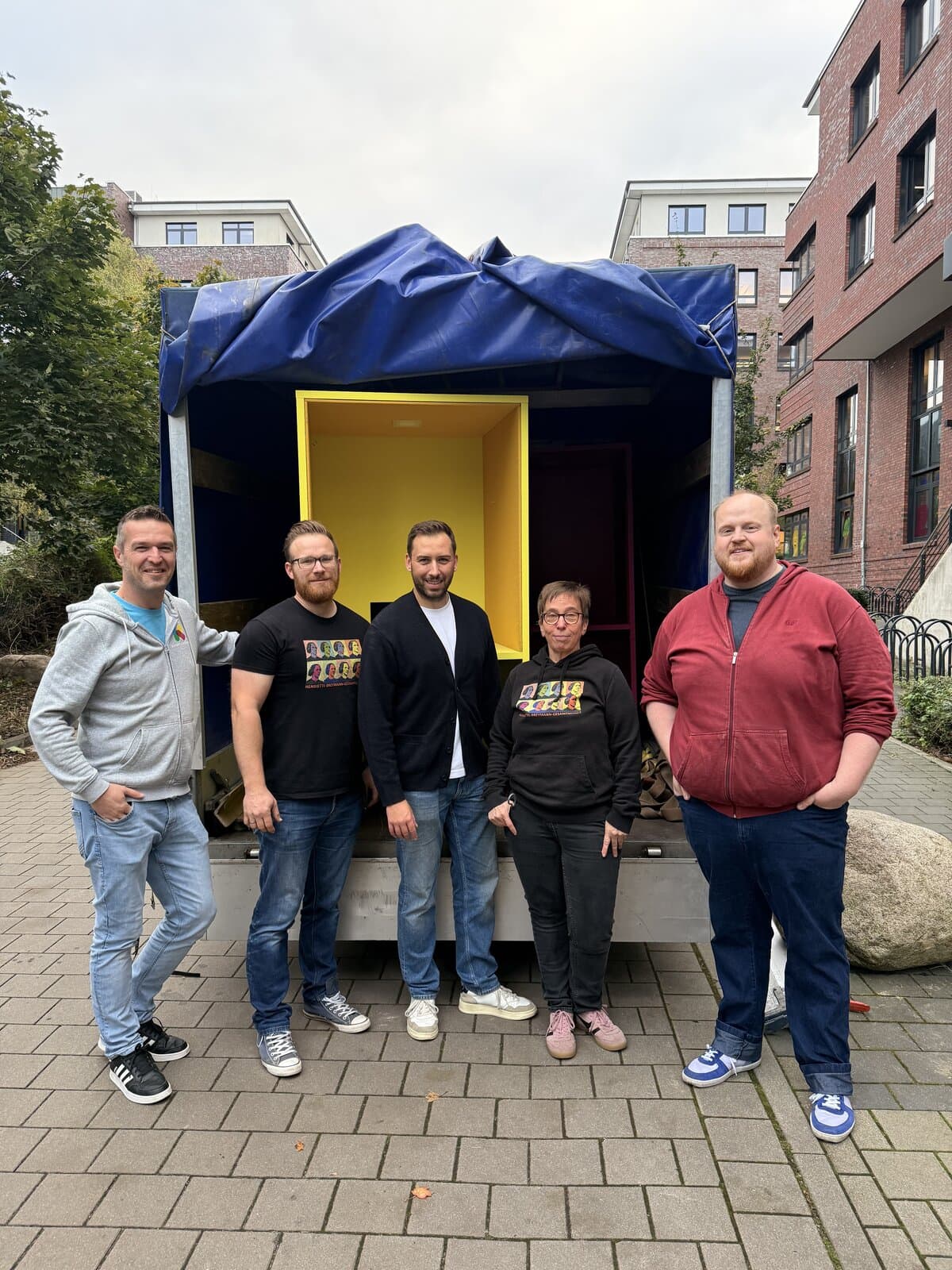 5 Personen stehen vor einem beladenen Anhänger vor der Kita kinderzimmer Hamburg