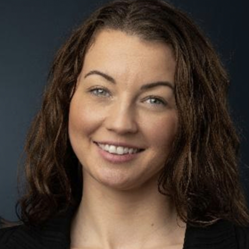 Ein Porträt von Kitaleitung Lisa-Marie Showghnian aus der Kita kinderzimmer Ochsenstieg in Hamburg-Langenhorn