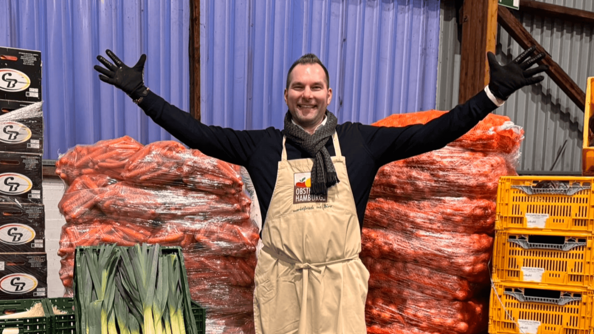 Ein Mann steht vor einer riesigen Menge Obst und Gemüse