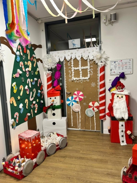 kita-kinderzimmer-hamburg-weihnachten Ein Bild von einem weihnachtlich dekorierten Gruppenraum in der Kita kinderzimmer Hamburg