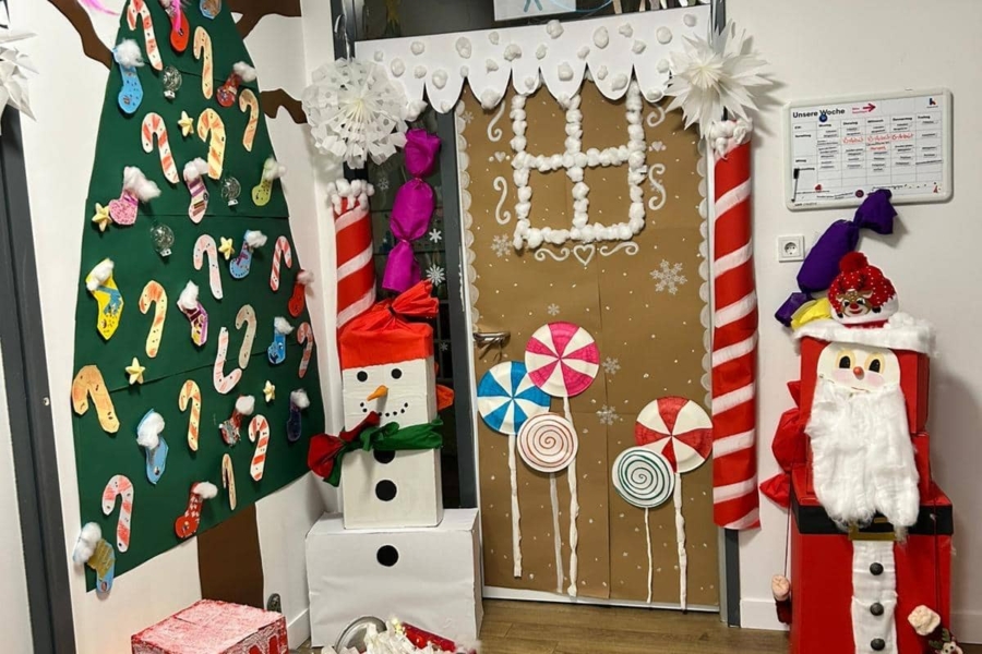 Ein Bild von einem weihnachtlich dekorierten Gruppenraum in der Kita kinderzimmer Hamburg