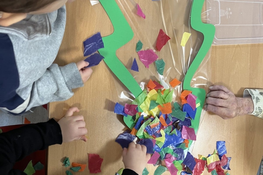 Kinder basteln einen Tannenbaum aus Papier in der Kita kinderzimmer Hamburg