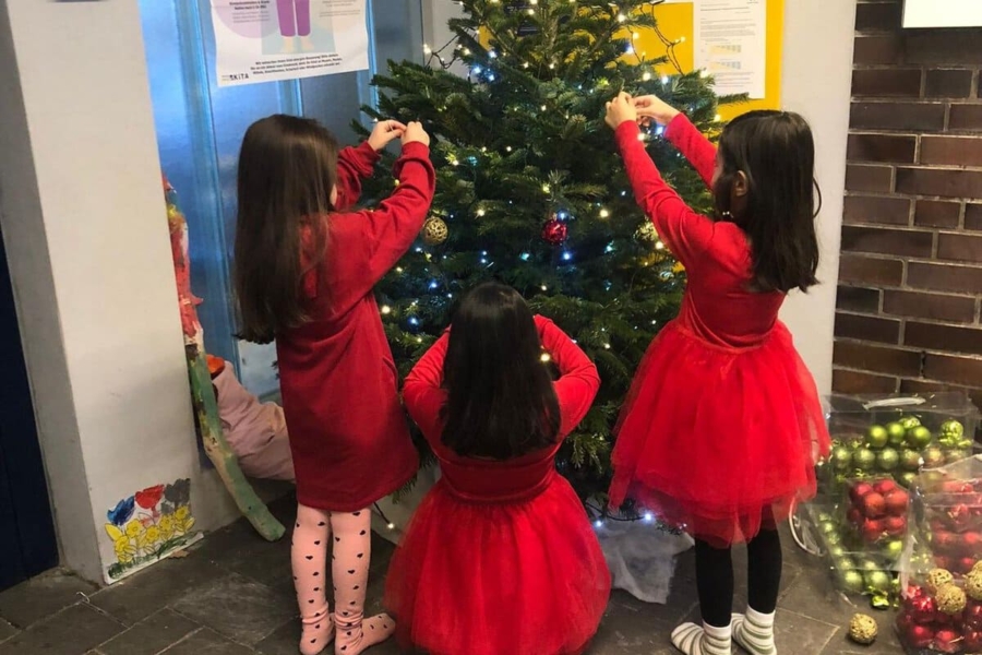 3 Mädchen schmücken den Tannenbaum in der Kita kinderzimmer Hamburg